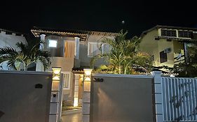 Casa com piscina, churrasqueira e ar condicionado em condomínio